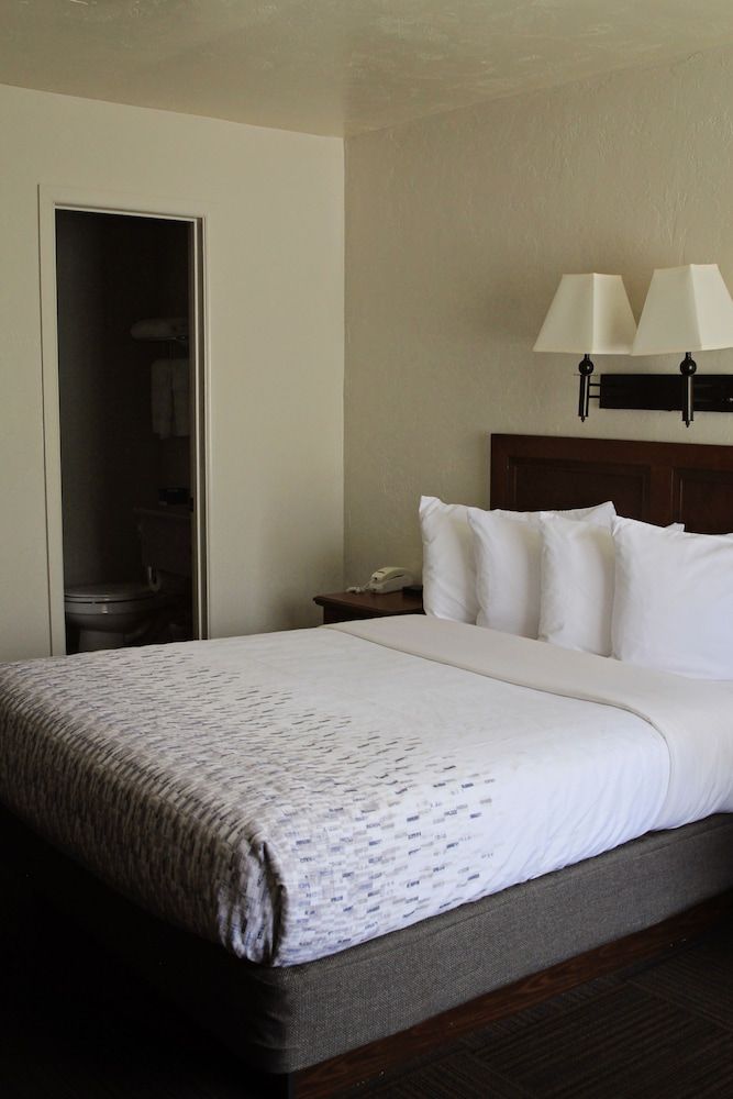 Bowen Motel Room, 1 Queen Bed 3