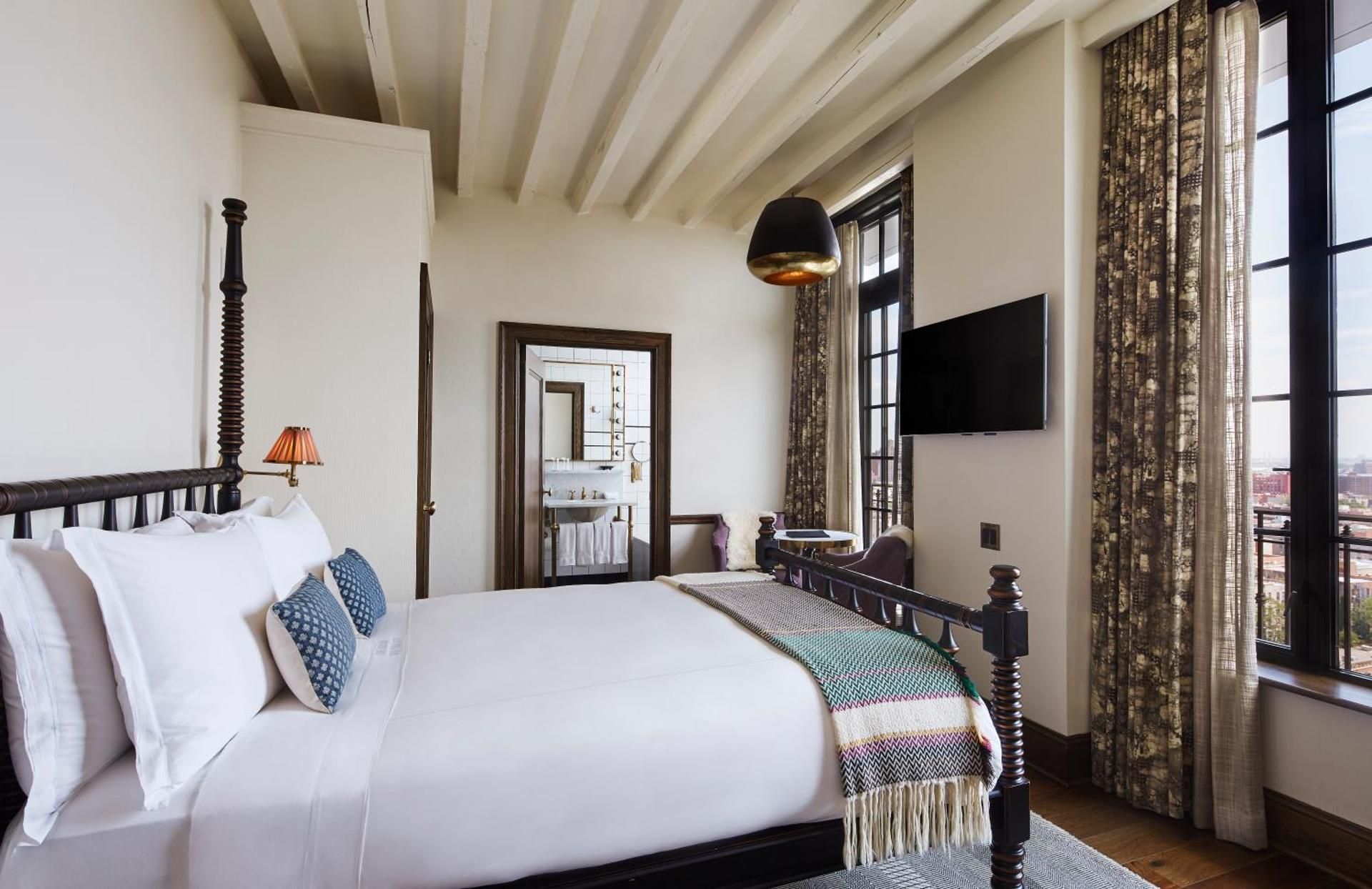 Queen Loft with Tub