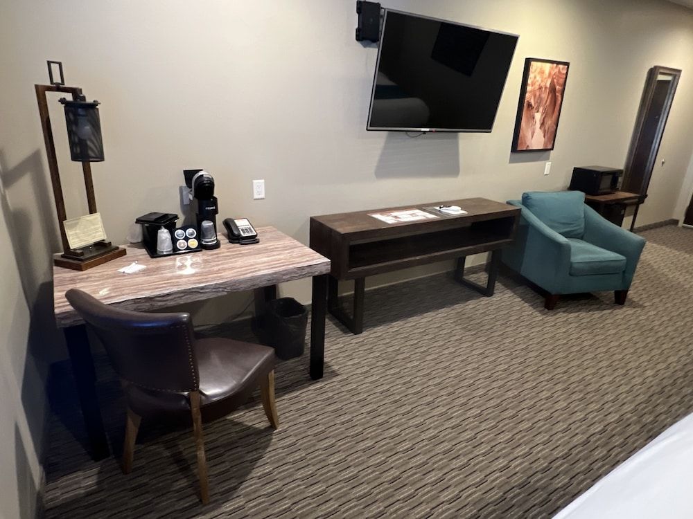 Canyon Country Lodge Deluxe Room, 2 Queen Beds, Refrigerator & Microwave, Mountain View 3