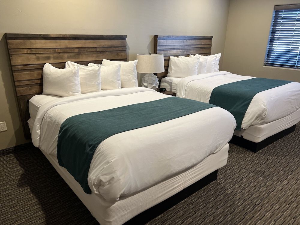 Canyon Country Lodge Deluxe Room, 2 Queen Beds, Refrigerator & Microwave, Mountain View 4
