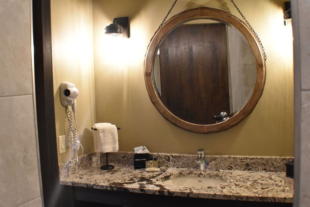 Canyon Country Lodge Deluxe Room, 1 King Bed with Sofa bed, Refrigerator & Microwave, Mountain View 7