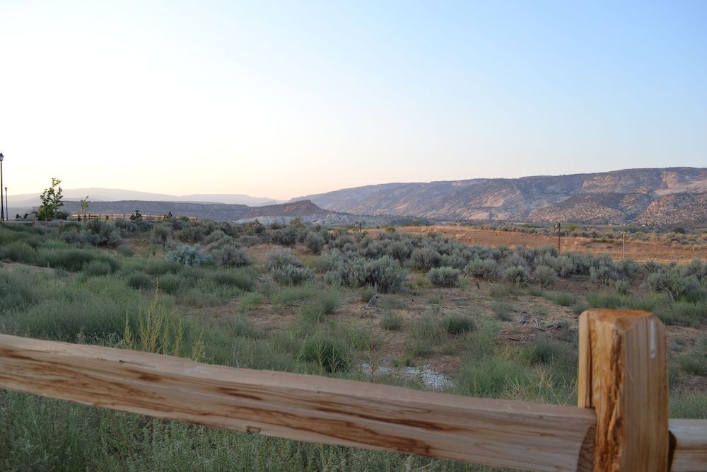 Canyon Country Lodge Deluxe Room, 2 Queen Beds, Refrigerator & Microwave, Mountain View 7