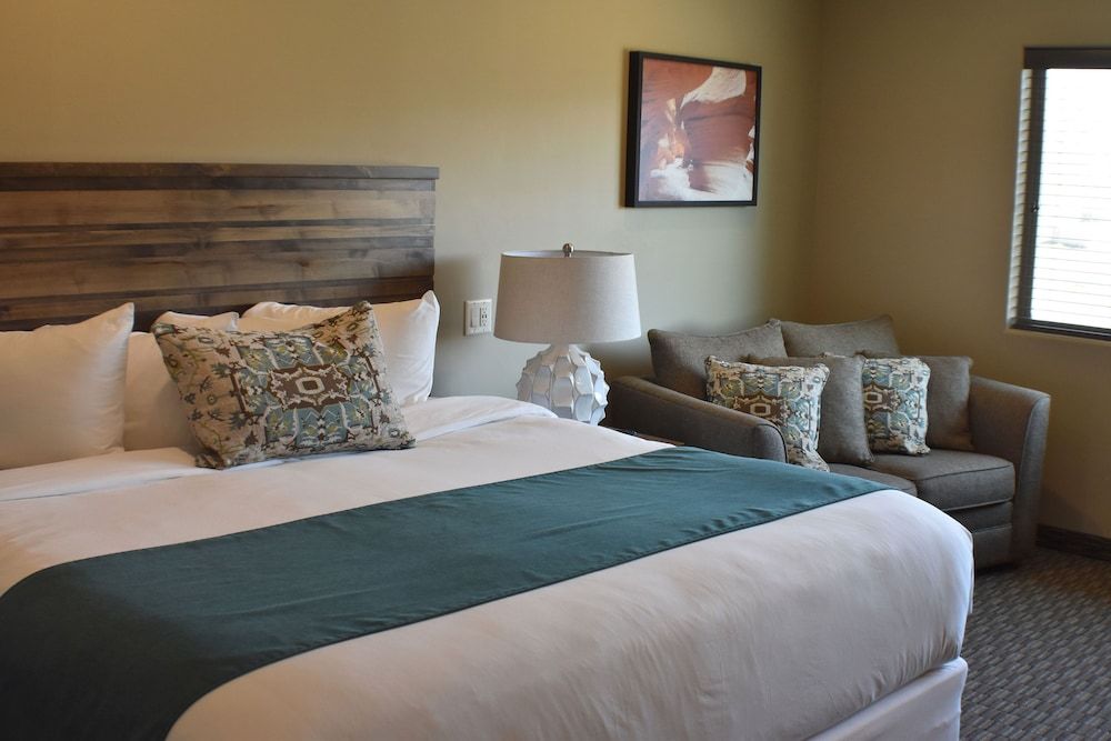 Canyon Country Lodge Deluxe Room, 1 King Bed with Sofa bed, Refrigerator & Microwave, Mountain View 2
