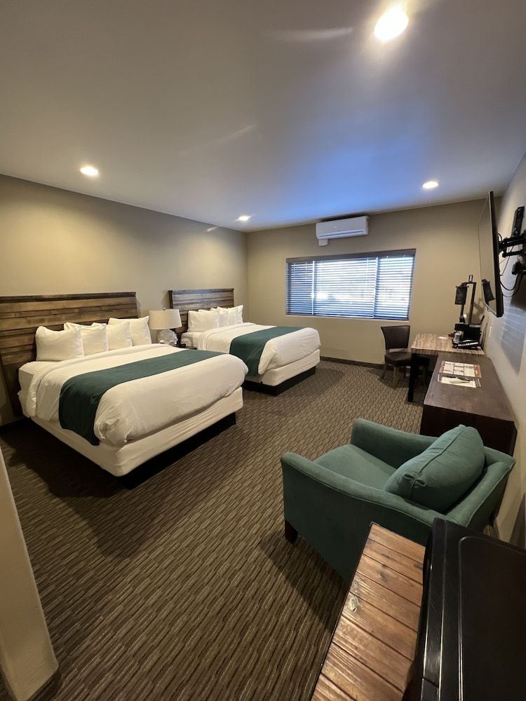 Canyon Country Lodge Deluxe Room, 2 Queen Beds, Refrigerator & Microwave, Mountain View 5