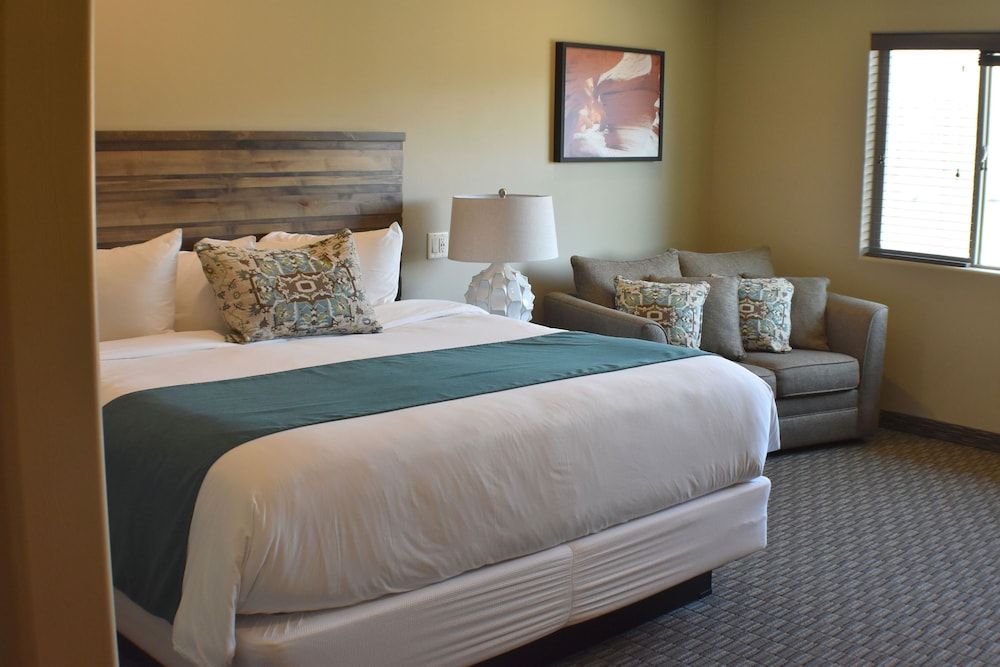 Canyon Country Lodge Deluxe Room, 1 King Bed with Sofa bed, Accessible 2