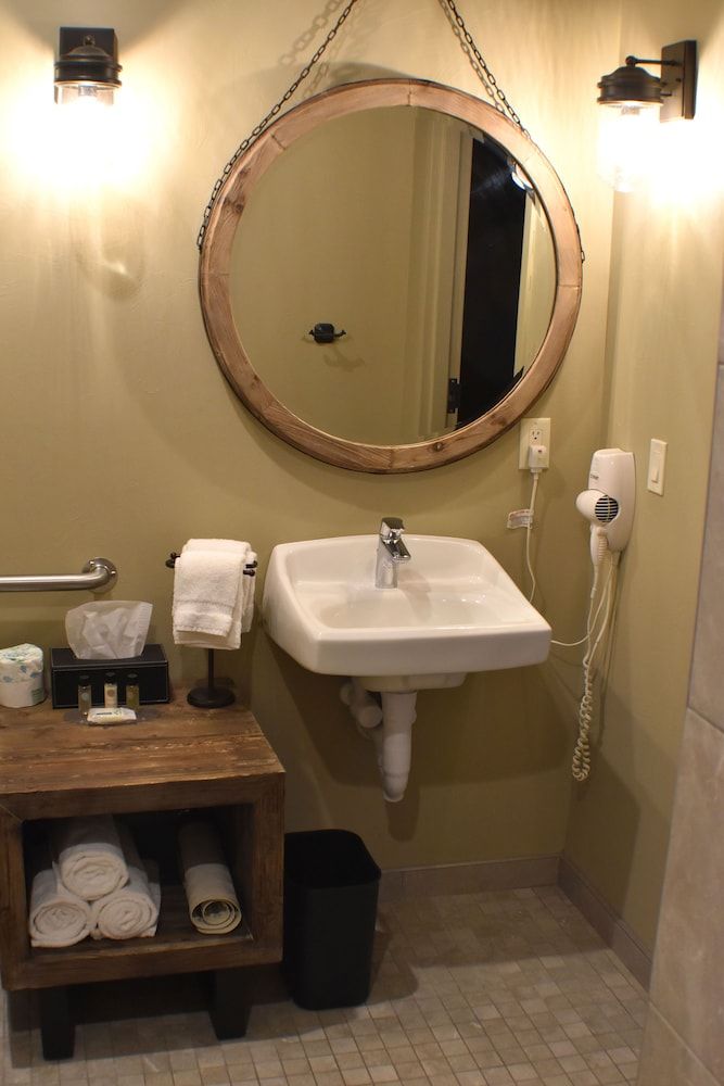 Canyon Country Lodge Deluxe Room, 1 King Bed with Sofa bed, Accessible 9