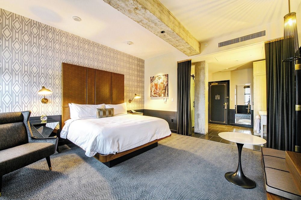 Room, 1 King Bed (Mobility/Hearing Access, Roll-In Shwr)