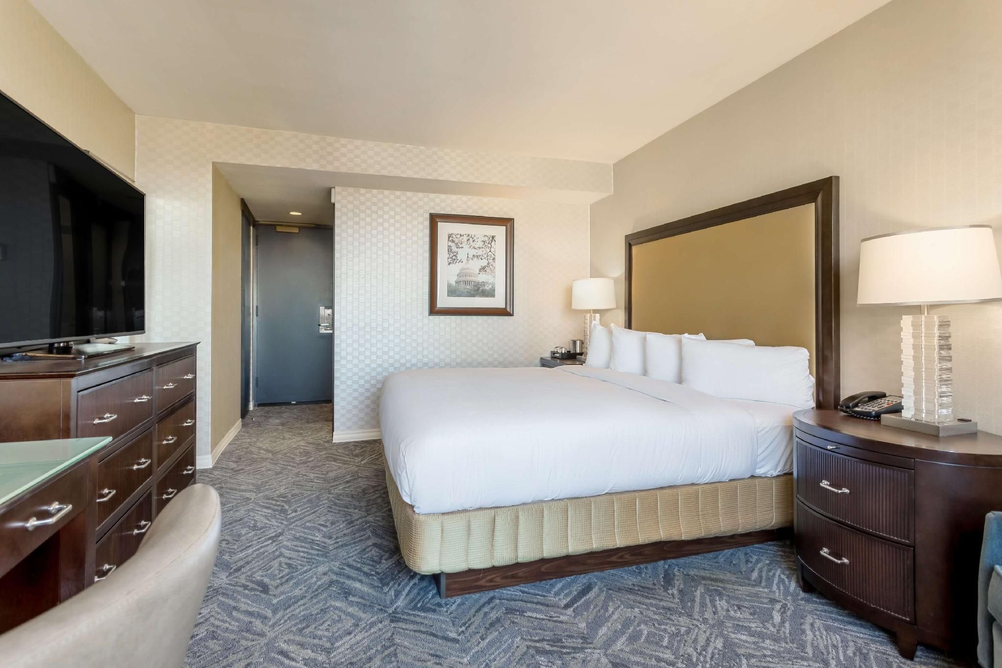 1 KING BED SUPERIOR CORNER ROOM HIGH FLOOR