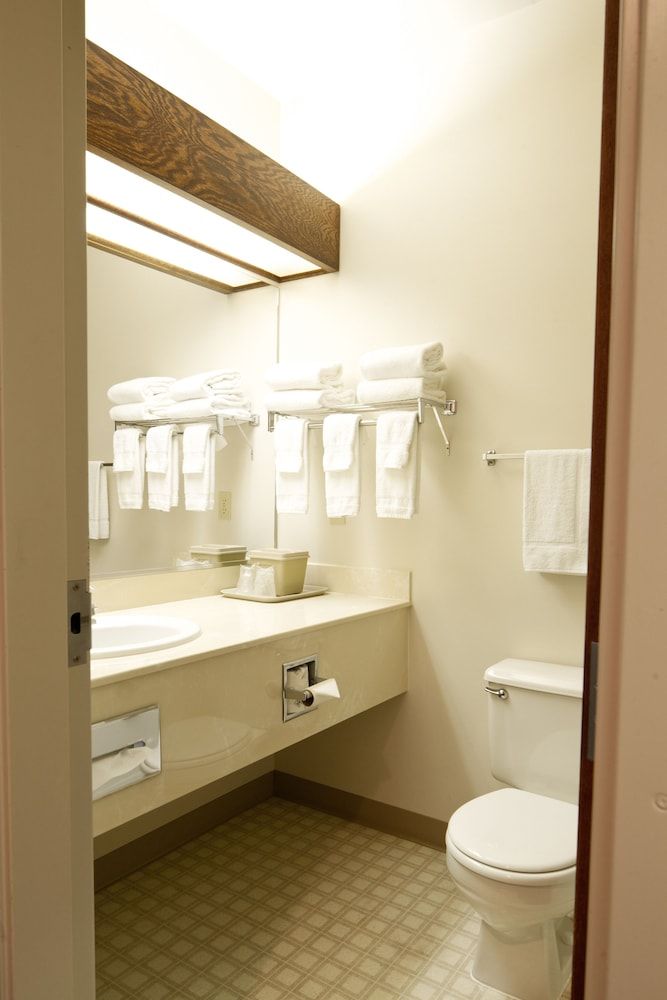 Benny's Colville Inn Deluxe Room, 2 Queen Beds, Non Smoking 4