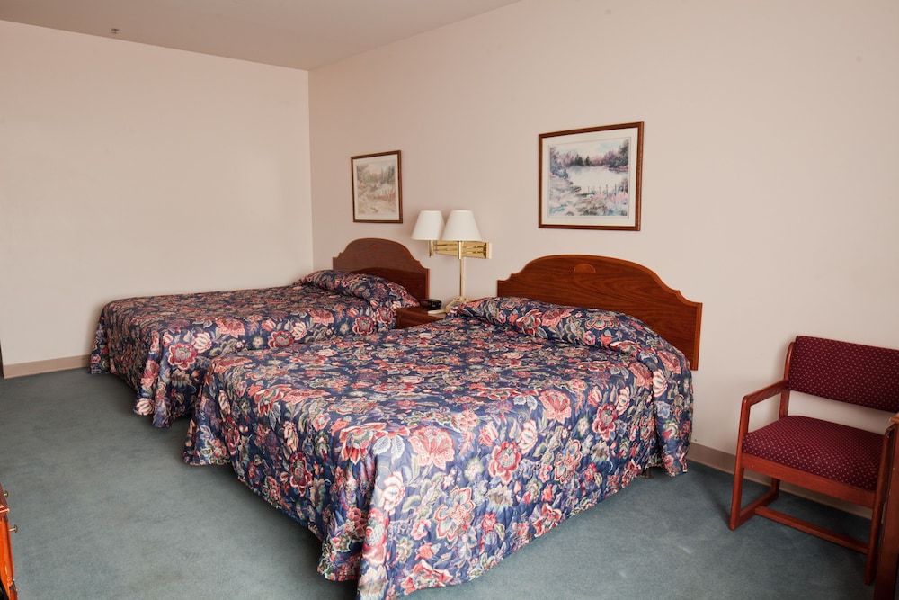 Benny's Colville Inn Deluxe Room, 2 Queen Beds, Non Smoking 2