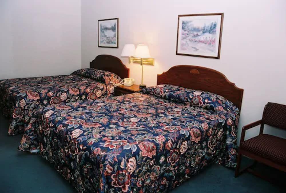 Benny's Colville Inn Deluxe Room, 2 Queen Beds, Non Smoking 3