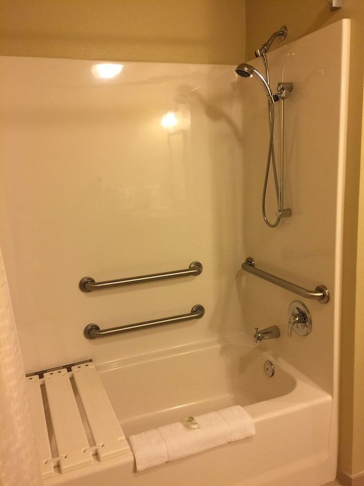 Cobblestone Inn & Suites - Waverly Studio, 1 King Bed, Accessible Benched Tub, Non Smoking 4