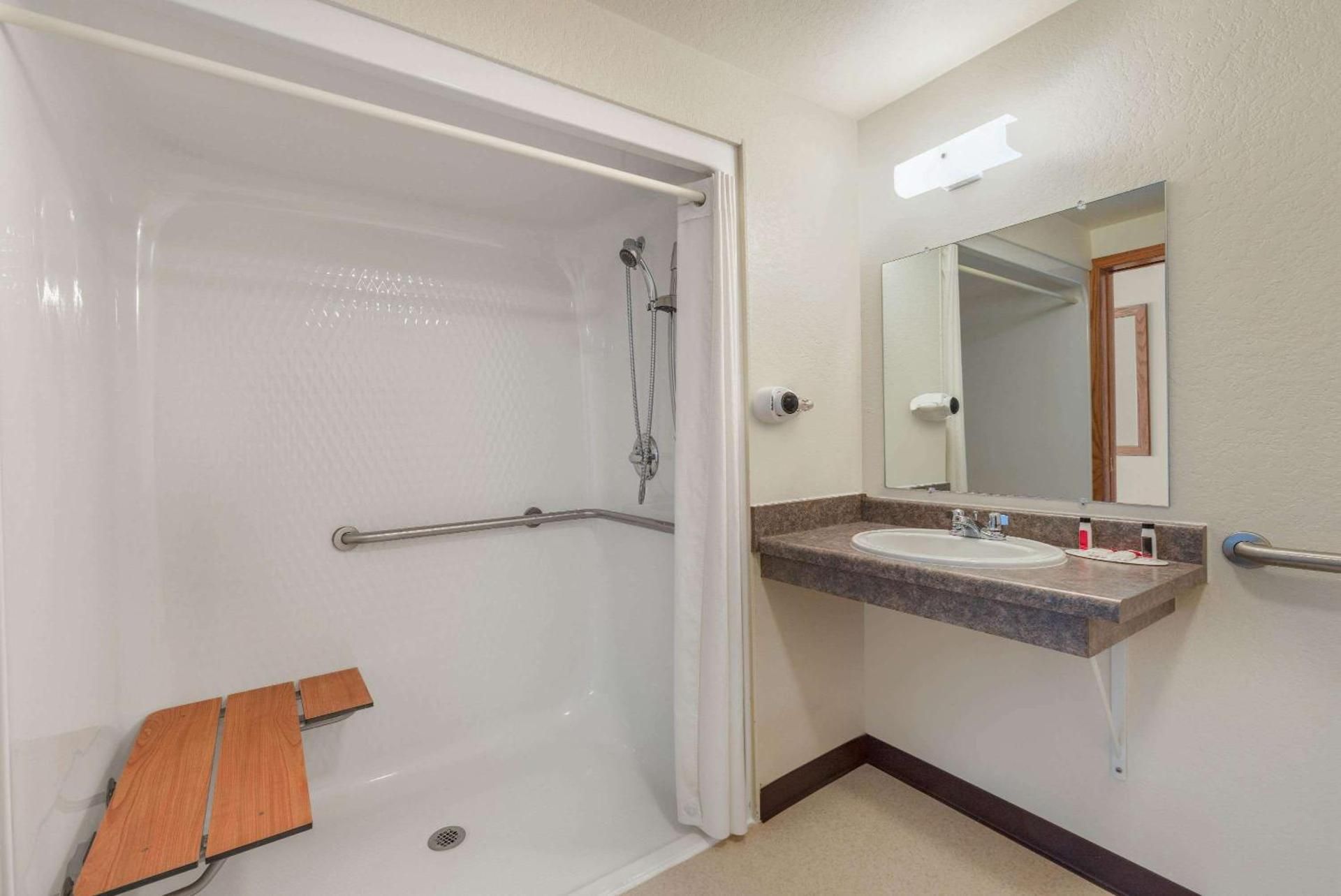 Super 8 by Wyndham Hill City/Mt Rushmore/ Area 1 Queen Bed Accessible Room Non-Smoking 2