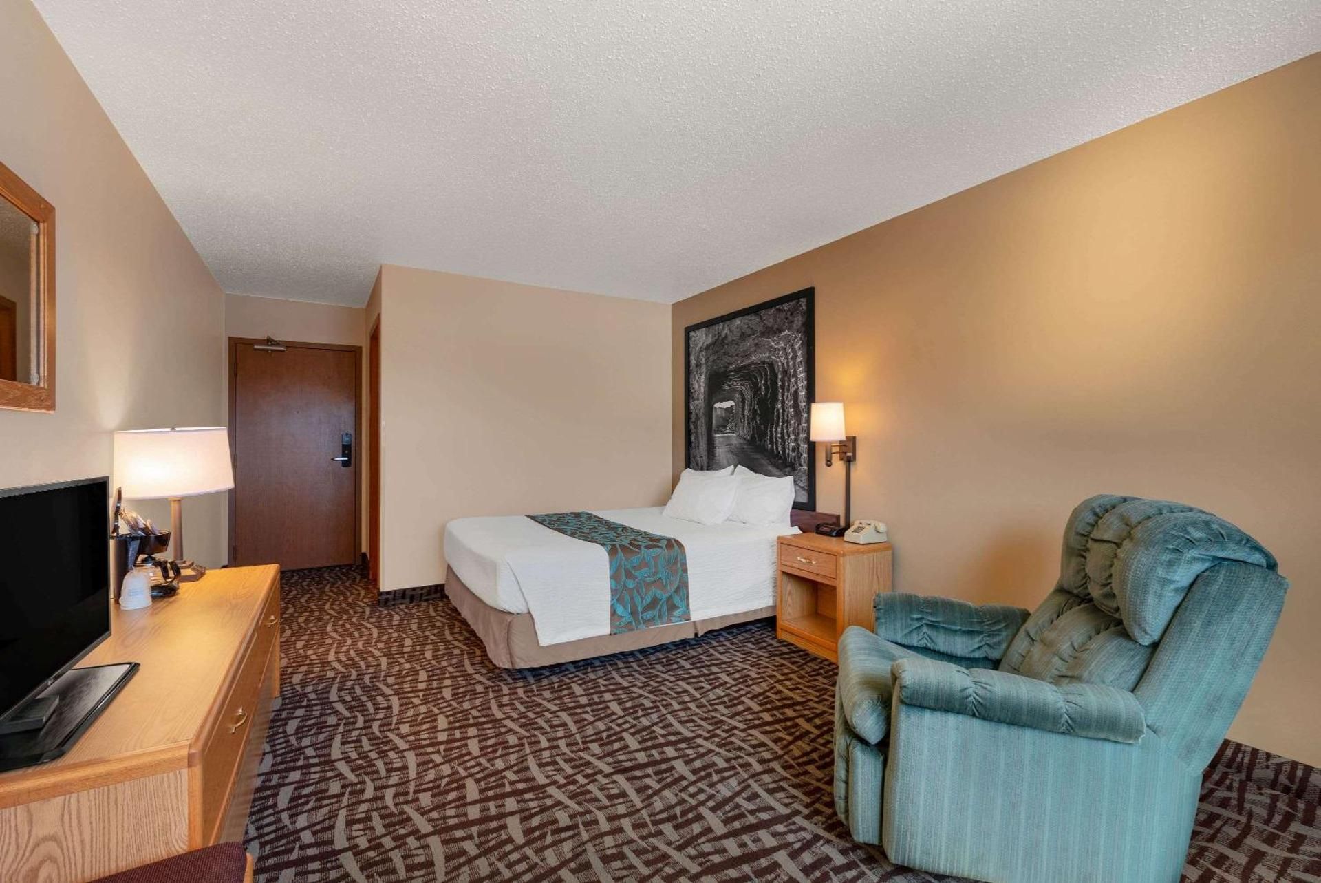 Super 8 by Wyndham Hill City/Mt Rushmore/ Area 1 Queen Bed Accessible Room Non-Smoking 3