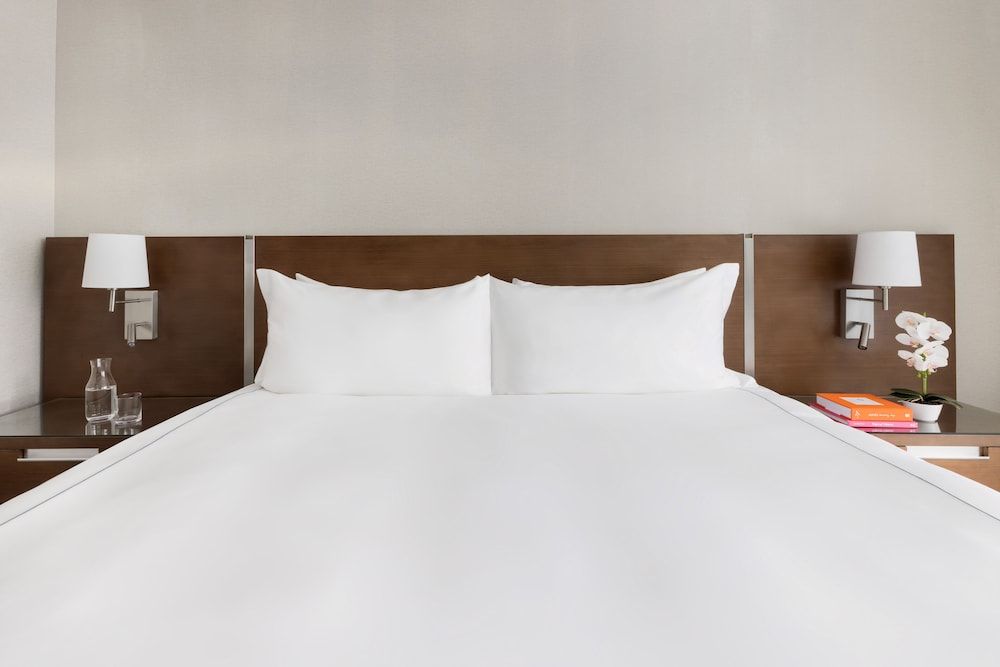 The Altair Hotel Bay Harbor Deluxe King Room with Balcony 3