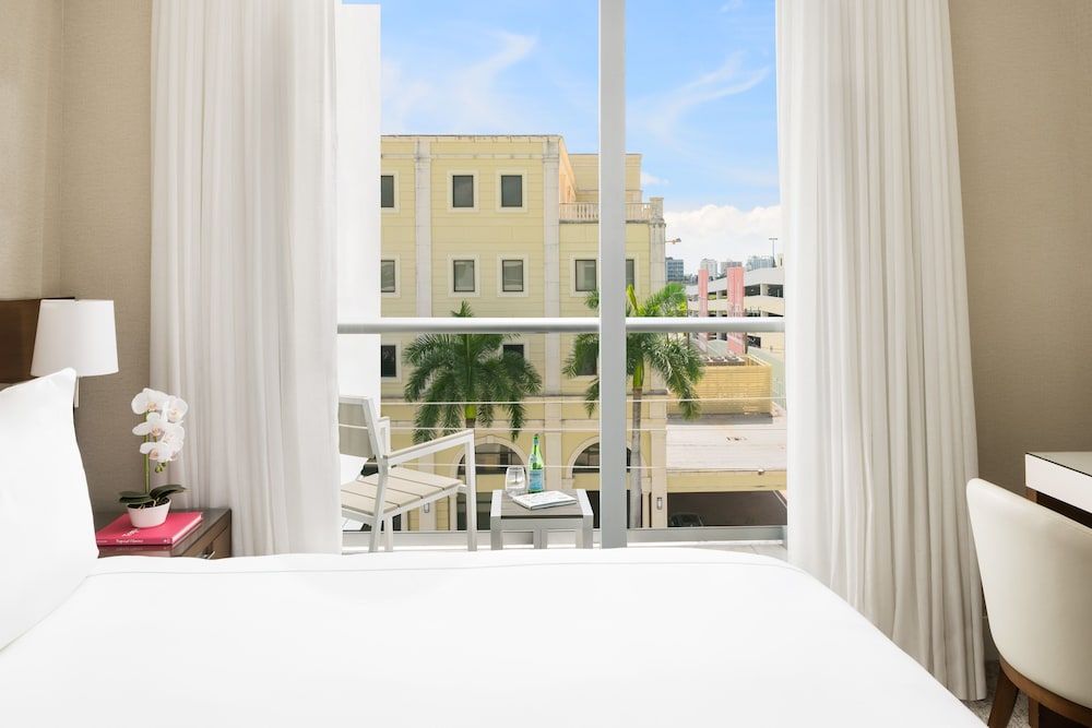 The Altair Hotel Bay Harbor Deluxe King Room with Balcony 11