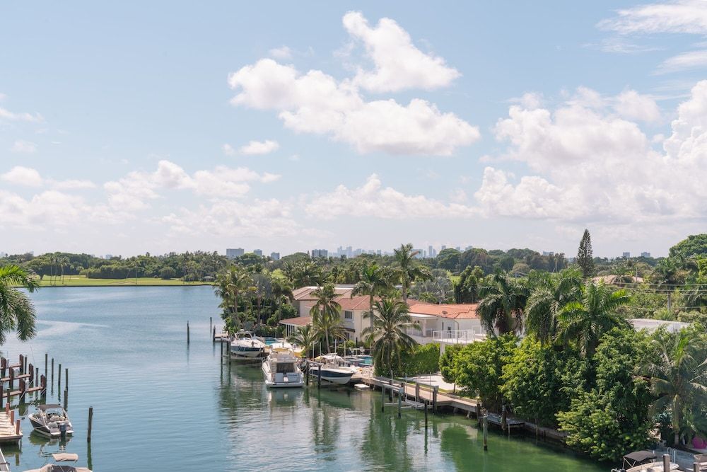 The Altair Hotel Bay Harbor Grand Suite, 1 King Bed, Balcony, Corner (Deluxe, Water View) 3