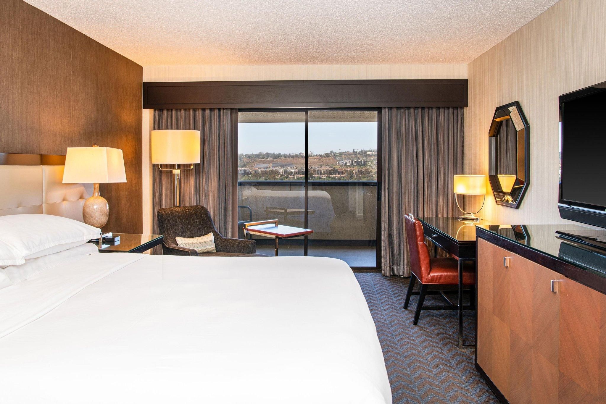 Guest room, 1 King, Balcony