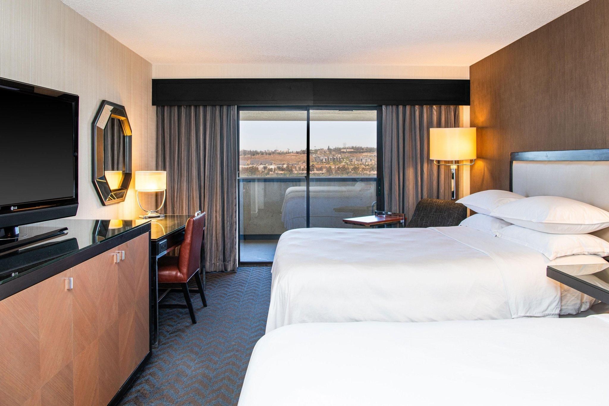 Guest room, 2 Queen, Balcony 