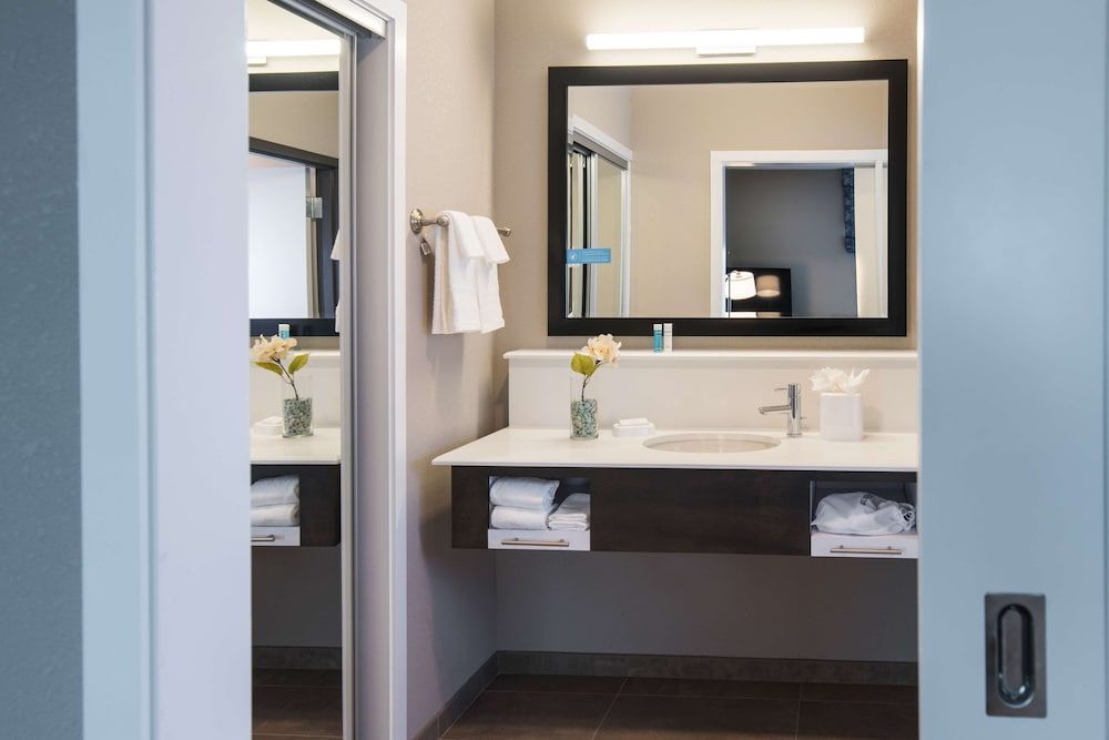 Room, 2 Queen Beds, Hearing Accessible, Bathtub