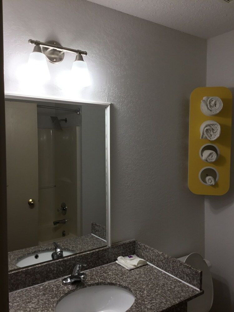 Motel 6 Augusta, KS Deluxe Room, 1 King Bed, Non Smoking, Refrigerator & Microwave 9