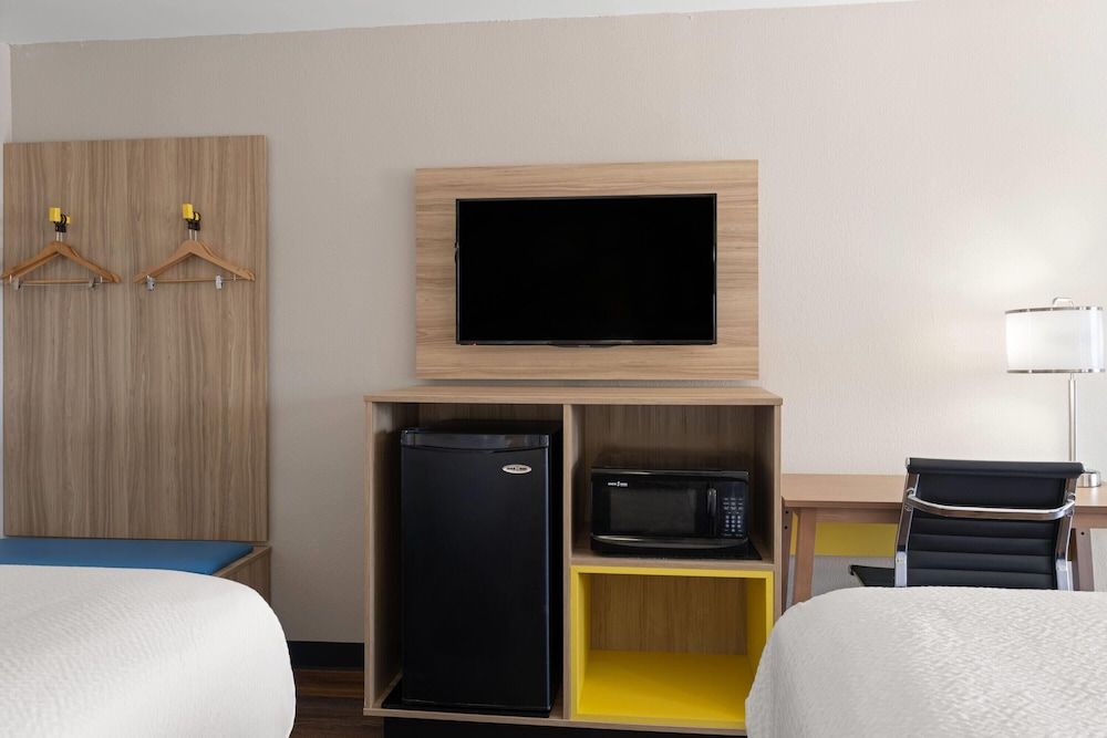 Days Inn & Suites by Wyndham Byram Room, 2 Queen Beds, Smoking 5