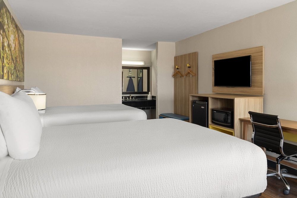 Days Inn & Suites by Wyndham Byram Room, 2 Queen Beds, Smoking