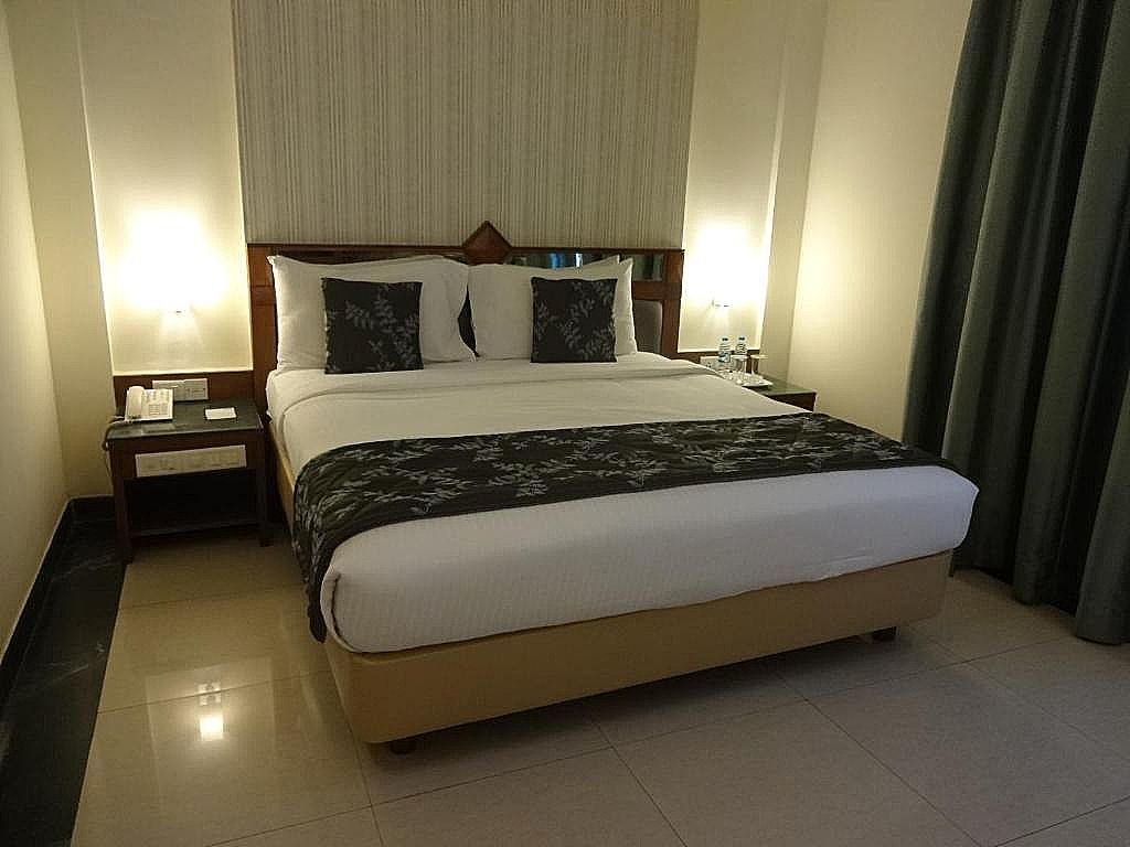 JP Cordial Deluxe King Room 4