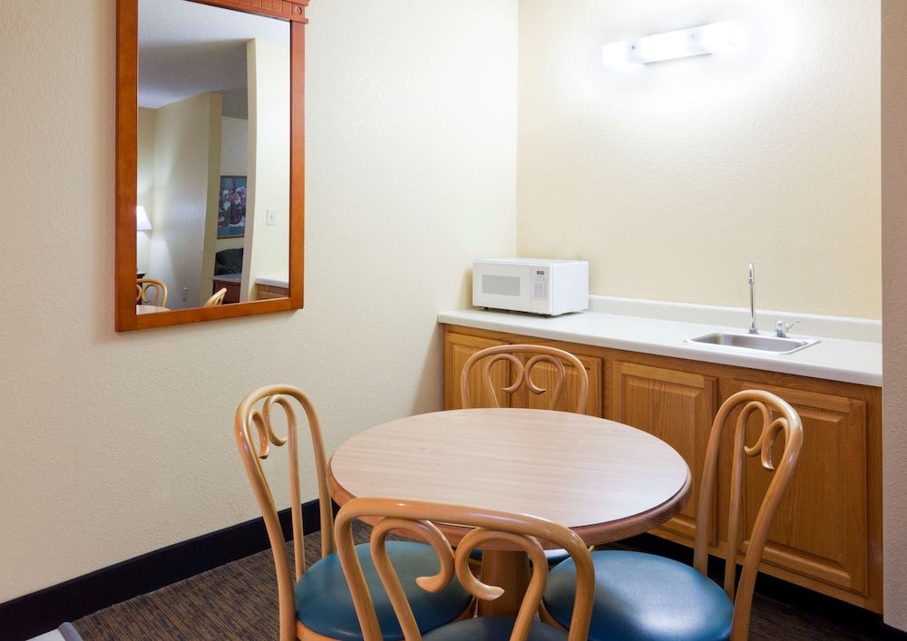 Grandstay Hotel and Suites Deluxe Suite, 1 King Bed, Non Smoking 5