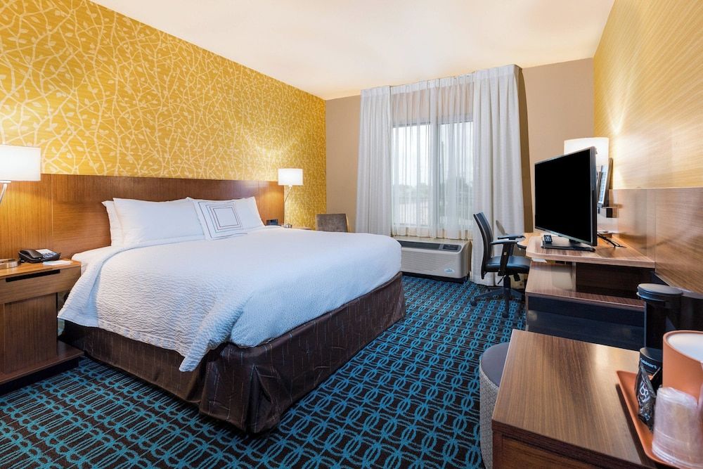Room, 1 King Bed (Mobility/Hearing Access, Roll-In Shwr)