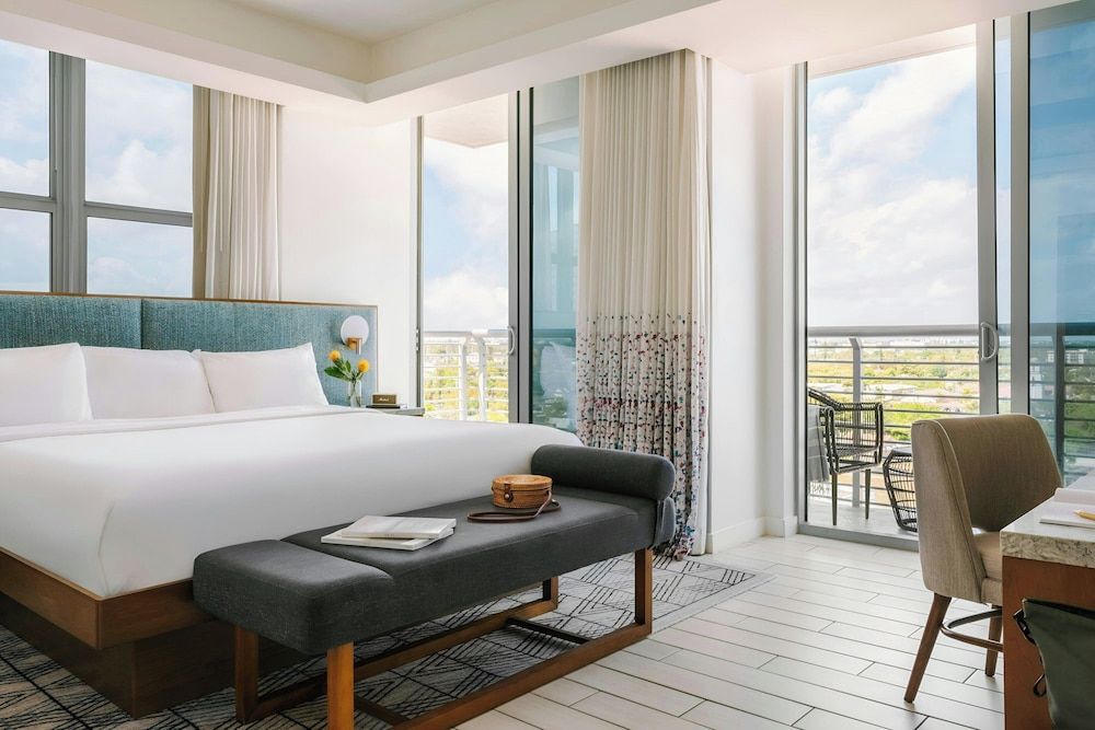 Room, 1 King Bed, Balcony (Mobility/Hearing Access, Roll-in Shwr)