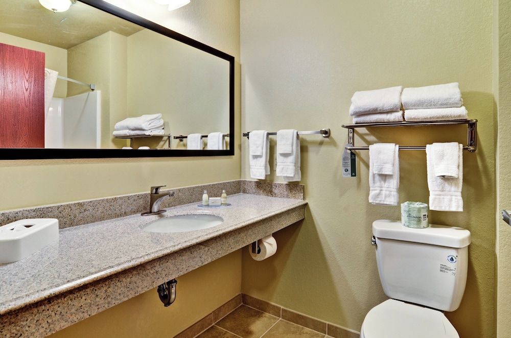 Cobblestone Inn & Suites - Ambridge Deluxe Room, 2 Queen Beds 4