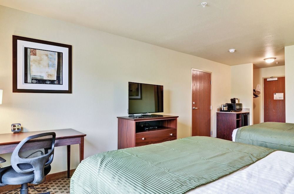 Cobblestone Inn & Suites - Ambridge Deluxe Room, 2 Queen Beds