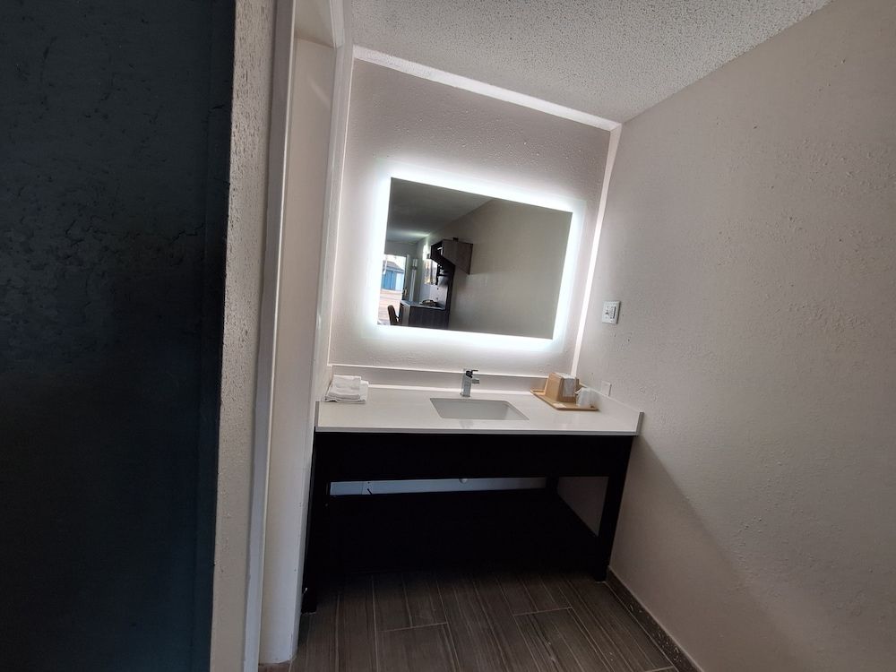 Budget Inn Roxboro Room, 1 King Bed, Non Smoking 4