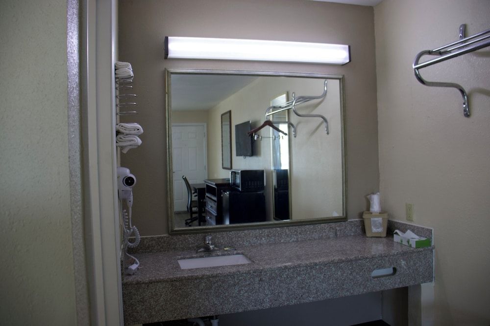 Legacy Inn - Cookeville Standard Room, 1 King Bed, Non Smoking 6