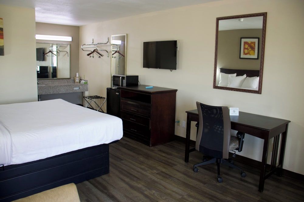 Legacy Inn - Cookeville Standard Room, 1 King Bed, Non Smoking 4