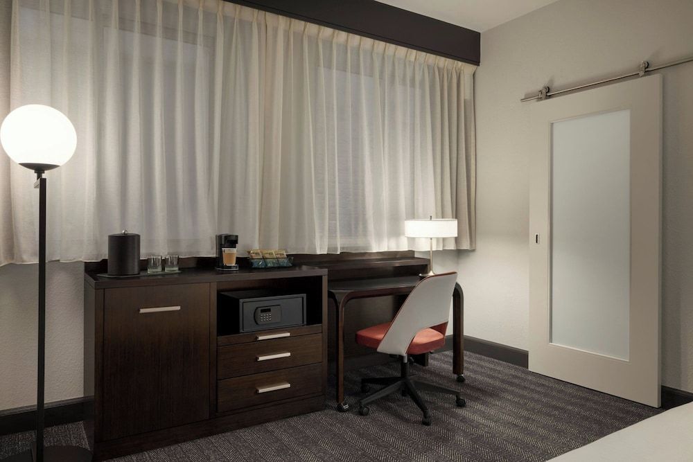 Courtyard by Marriott San Francisco Union Square Room, 1 King Bed (Hearing Accessible) 10