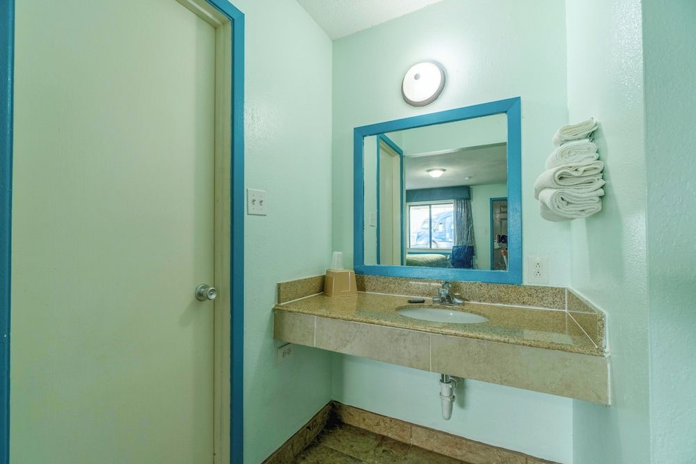 Budget Inn By OYO Edinburg Hwy 281 Room, 1 King Bed, Smoking 9