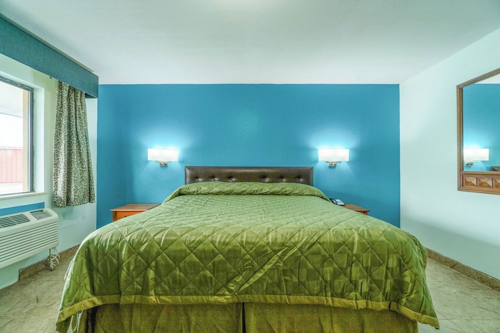Budget Inn By OYO Edinburg Hwy 281 Room, 1 King Bed, Smoking 4