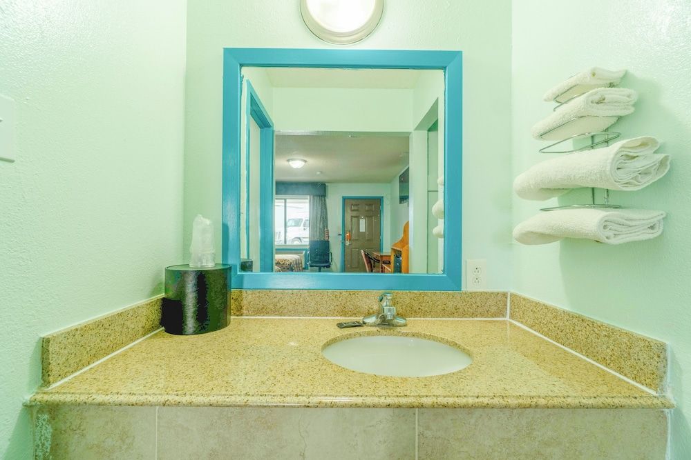 Budget Inn By OYO Edinburg Hwy 281 Room, 2 Double Beds, Smoking 8