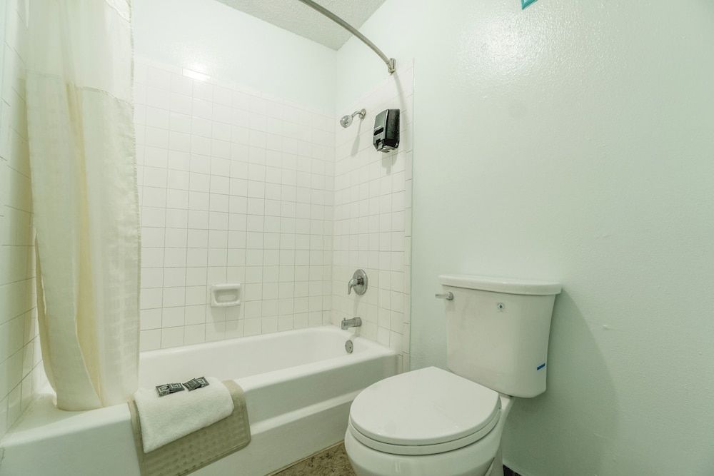 Budget Inn By OYO Edinburg Hwy 281 Room, 1 King Bed, Smoking 10