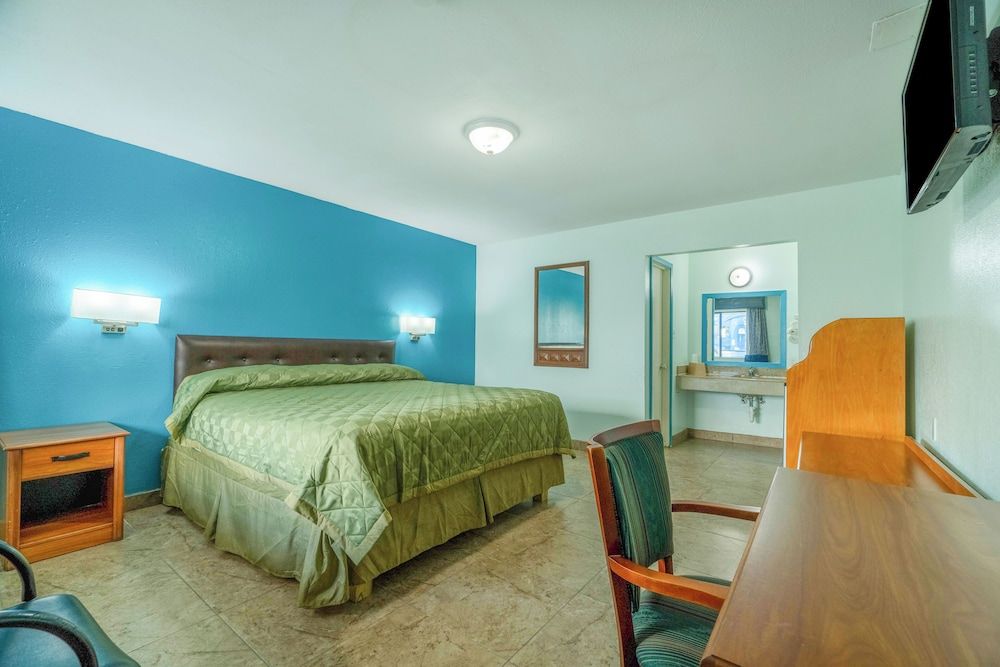 Budget Inn By OYO Edinburg Hwy 281 Room, 1 King Bed, Smoking 2