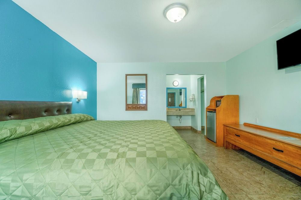 Budget Inn By OYO Edinburg Hwy 281 Room, 1 King Bed, Smoking 5