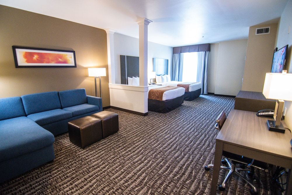 undefined Comfort Suites Near Sam Houston Race Park 4