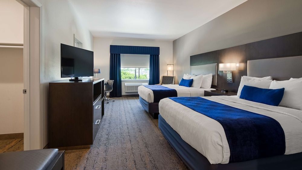 Standard Room, 2 Queen Beds, Accessible, Bathtub