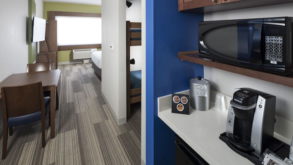 undefined Holiday Inn Express & Suites Orlando at SeaWorld by IHG 3