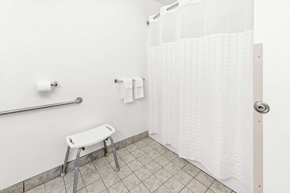 Americas Best Value Inn Tahquamenon Country Room, 1 Queen Bed, Accessible, Non Smoking 4