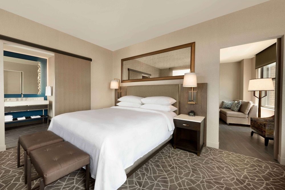Suite, 1 King Bed, Accessible, Bathtub