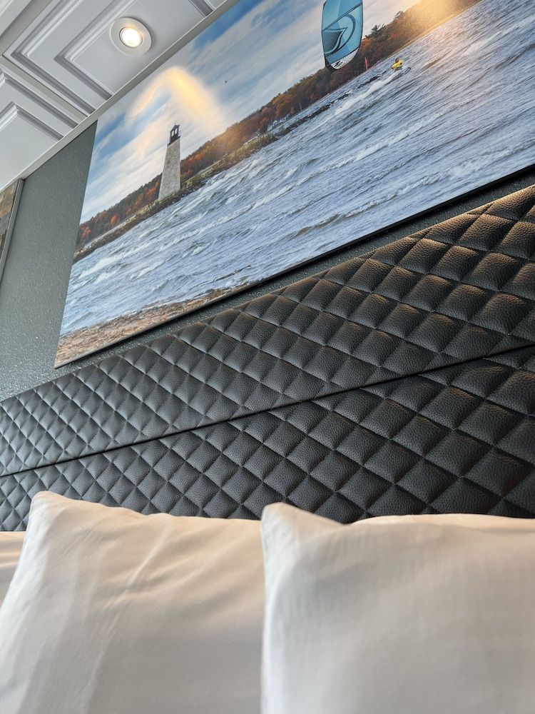 Terrace Bay Hotel Room, 1 King Bed, Lake View 3