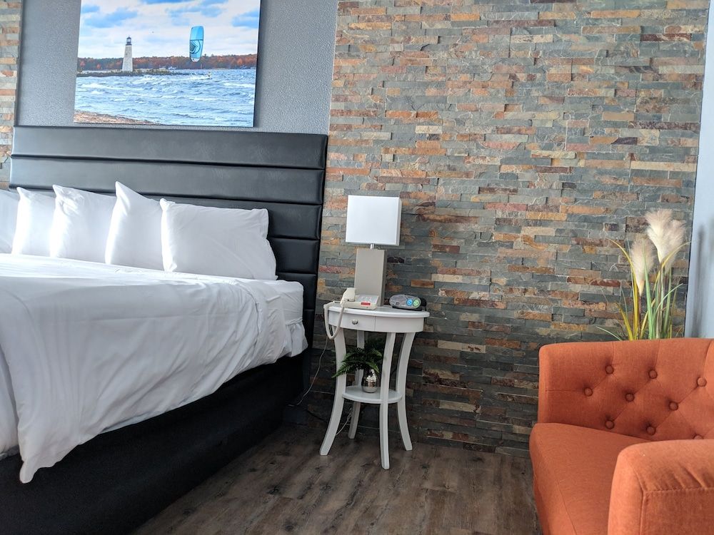 Terrace Bay Hotel Room, 1 King Bed, Lake View 2